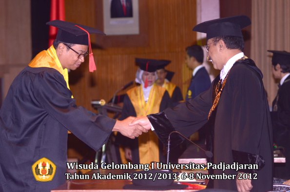 wisuda-unpad-gel-i-ta-2012_2013-fakultas-hukum-oleh-rektor-06