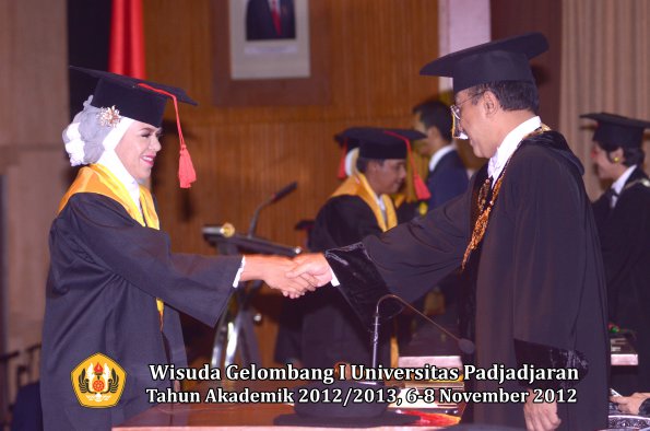 wisuda-unpad-gel-i-ta-2012_2013-fakultas-hukum-oleh-rektor-07