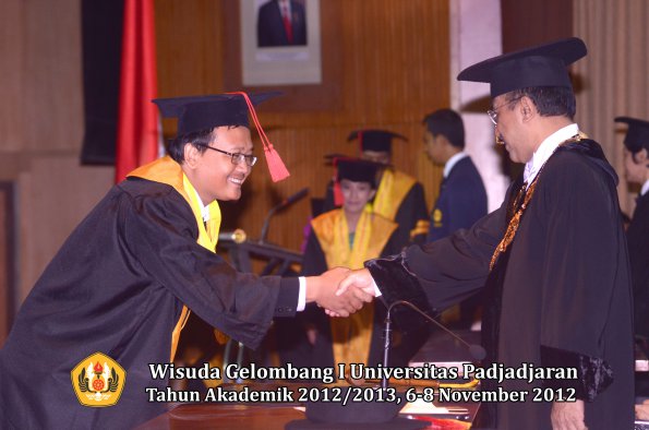 wisuda-unpad-gel-i-ta-2012_2013-fakultas-hukum-oleh-rektor-10