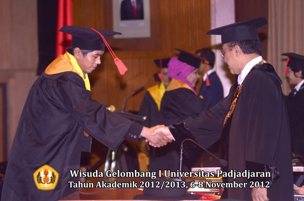 wisuda-unpad-gel-i-ta-2012_2013-fakultas-hukum-oleh-rektor-12