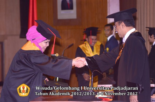 wisuda-unpad-gel-i-ta-2012_2013-fakultas-hukum-oleh-rektor-13