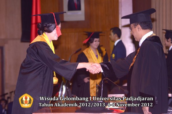 wisuda-unpad-gel-i-ta-2012_2013-fakultas-hukum-oleh-rektor-15