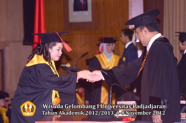 wisuda-unpad-gel-i-ta-2012_2013-fakultas-hukum-oleh-rektor-18