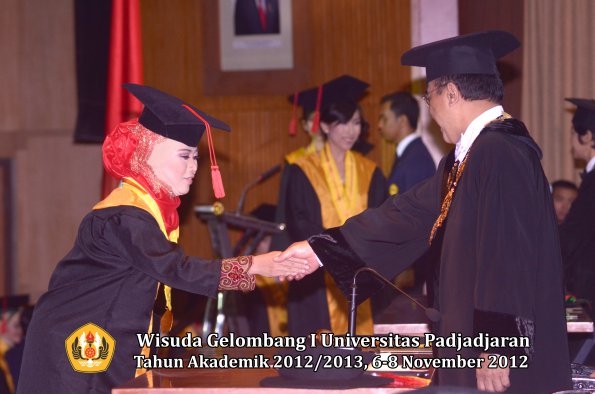 wisuda-unpad-gel-i-ta-2012_2013-fakultas-hukum-oleh-rektor-22_1353560228