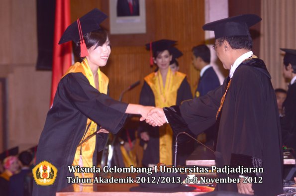 wisuda-unpad-gel-i-ta-2012_2013-fakultas-hukum-oleh-rektor-23