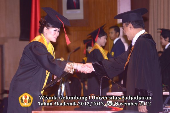 wisuda-unpad-gel-i-ta-2012_2013-fakultas-hukum-oleh-rektor-25