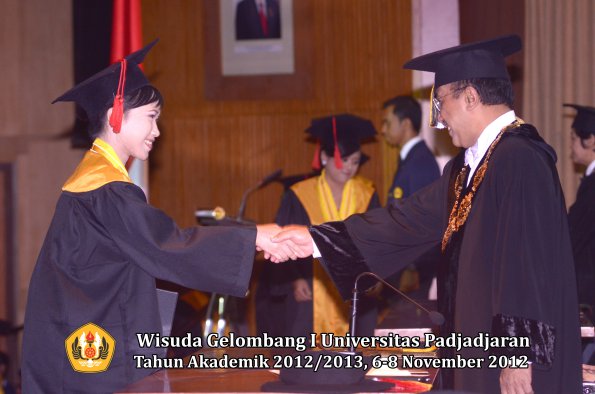 wisuda-unpad-gel-i-ta-2012_2013-fakultas-hukum-oleh-rektor-26