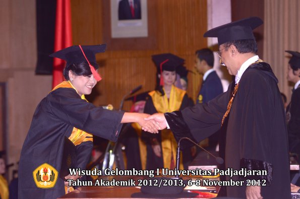 wisuda-unpad-gel-i-ta-2012_2013-fakultas-hukum-oleh-rektor-27