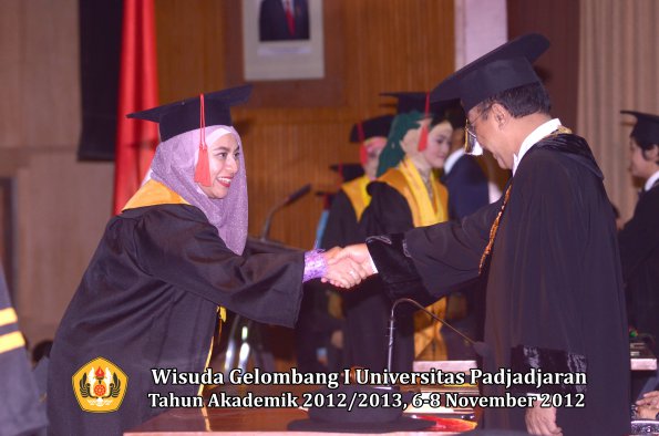 wisuda-unpad-gel-i-ta-2012_2013-fakultas-hukum-oleh-rektor-29