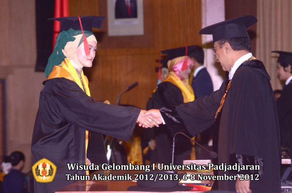 wisuda-unpad-gel-i-ta-2012_2013-fakultas-hukum-oleh-rektor-30