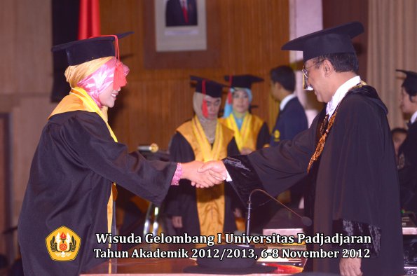 wisuda-unpad-gel-i-ta-2012_2013-fakultas-hukum-oleh-rektor-31