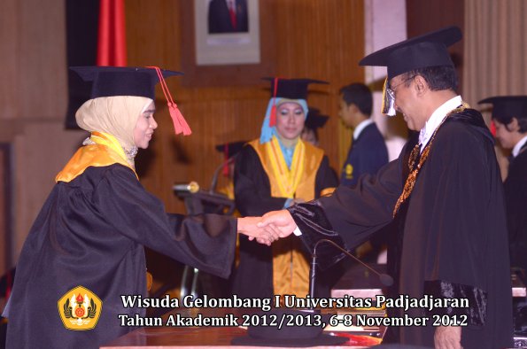 wisuda-unpad-gel-i-ta-2012_2013-fakultas-hukum-oleh-rektor-32