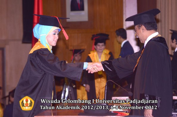 wisuda-unpad-gel-i-ta-2012_2013-fakultas-hukum-oleh-rektor-33