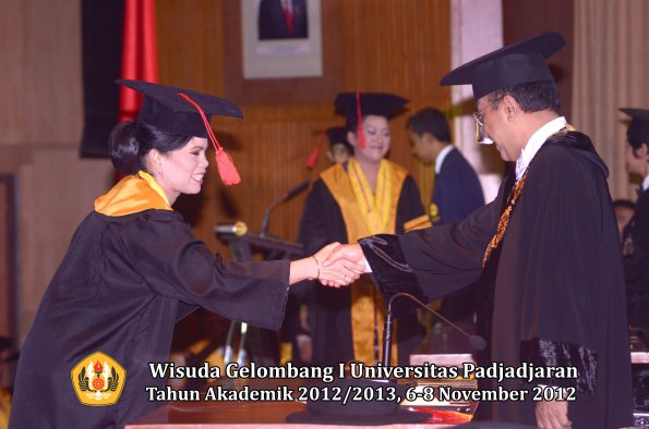 wisuda-unpad-gel-i-ta-2012_2013-fakultas-hukum-oleh-rektor-34