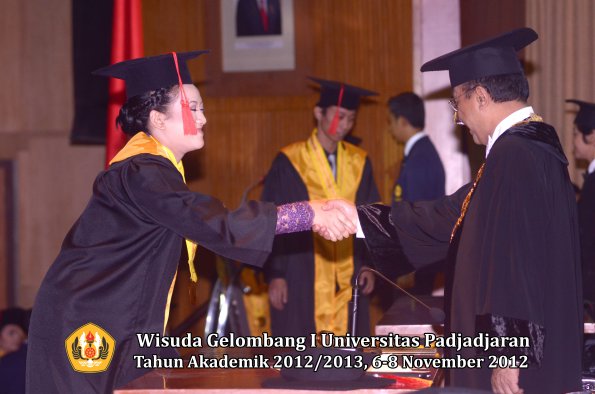 wisuda-unpad-gel-i-ta-2012_2013-fakultas-hukum-oleh-rektor-35