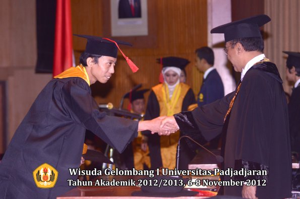 wisuda-unpad-gel-i-ta-2012_2013-fakultas-hukum-oleh-rektor-36