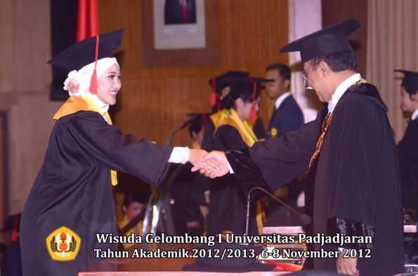 wisuda-unpad-gel-i-ta-2012_2013-fakultas-hukum-oleh-rektor-37