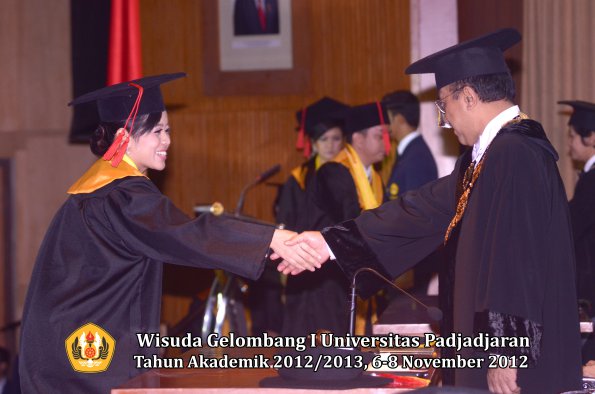 wisuda-unpad-gel-i-ta-2012_2013-fakultas-hukum-oleh-rektor-38