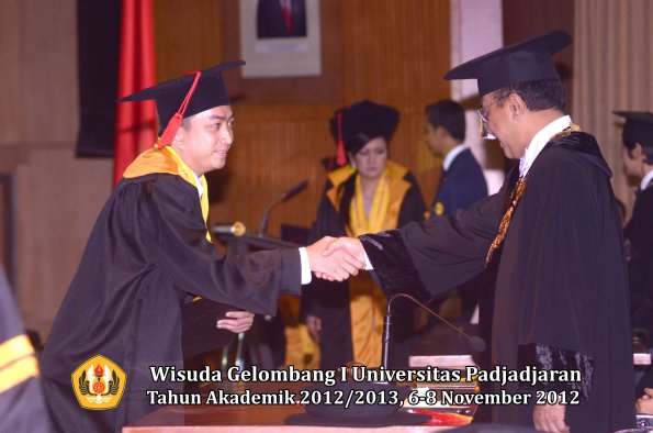 wisuda-unpad-gel-i-ta-2012_2013-fakultas-hukum-oleh-rektor-39