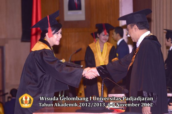 wisuda-unpad-gel-i-ta-2012_2013-fakultas-hukum-oleh-rektor-40