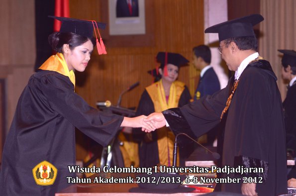 wisuda-unpad-gel-i-ta-2012_2013-fakultas-hukum-oleh-rektor-41