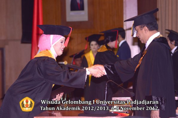 wisuda-unpad-gel-i-ta-2012_2013-fakultas-hukum-oleh-rektor-43