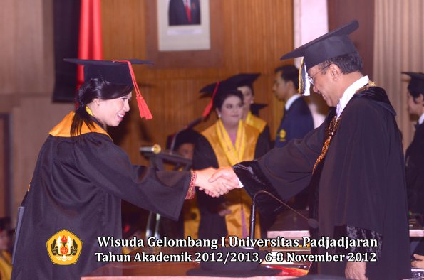 wisuda-unpad-gel-i-ta-2012_2013-fakultas-hukum-oleh-rektor-44