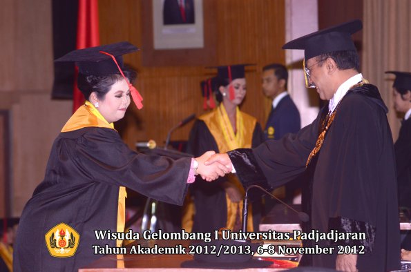 wisuda-unpad-gel-i-ta-2012_2013-fakultas-hukum-oleh-rektor-45