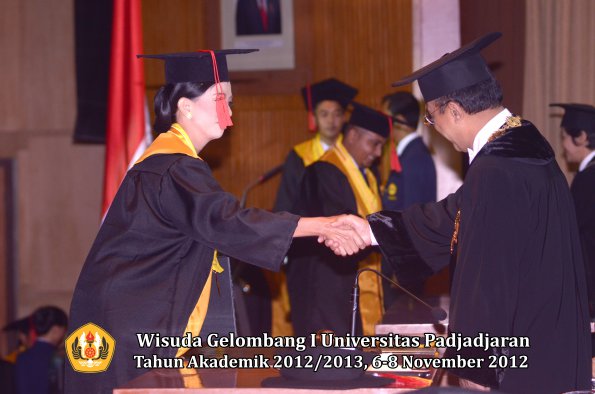 wisuda-unpad-gel-i-ta-2012_2013-fakultas-hukum-oleh-rektor-46