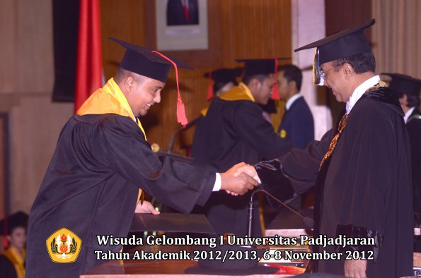 wisuda-unpad-gel-i-ta-2012_2013-fakultas-hukum-oleh-rektor-47