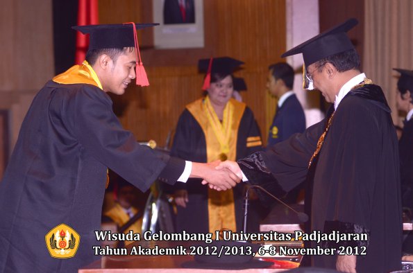 wisuda-unpad-gel-i-ta-2012_2013-fakultas-hukum-oleh-rektor-48