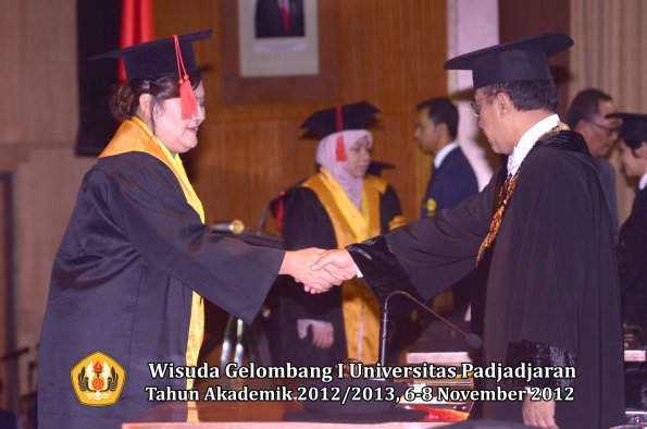 wisuda-unpad-gel-i-ta-2012_2013-fakultas-hukum-oleh-rektor-49