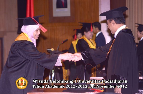 wisuda-unpad-gel-i-ta-2012_2013-fakultas-hukum-oleh-rektor-50