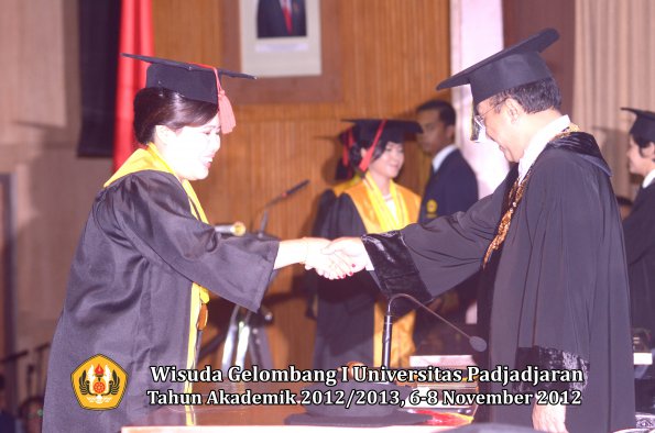 wisuda-unpad-gel-i-ta-2012_2013-fakultas-hukum-oleh-rektor-51