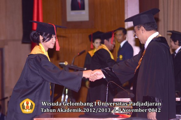 wisuda-unpad-gel-i-ta-2012_2013-fakultas-hukum-oleh-rektor-52