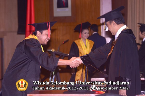 wisuda-unpad-gel-i-ta-2012_2013-fakultas-hukum-oleh-rektor-53