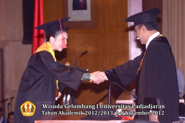 wisuda-unpad-gel-i-ta-2012_2013-fakultas-hukum-oleh-rektor-54