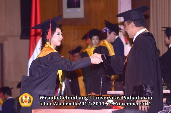 wisuda-unpad-gel-i-ta-2012_2013-fakultas-hukum-oleh-rektor-55