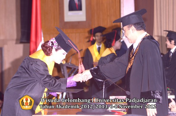 wisuda-unpad-gel-i-ta-2012_2013-fakultas-hukum-oleh-rektor-56