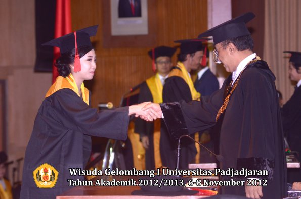 wisuda-unpad-gel-i-ta-2012_2013-fakultas-hukum-oleh-rektor-57