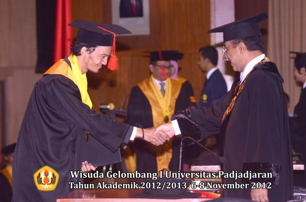 wisuda-unpad-gel-i-ta-2012_2013-fakultas-hukum-oleh-rektor-58