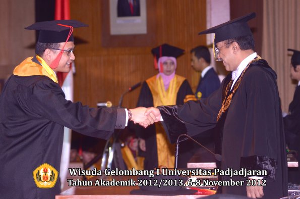 wisuda-unpad-gel-i-ta-2012_2013-fakultas-hukum-oleh-rektor-59