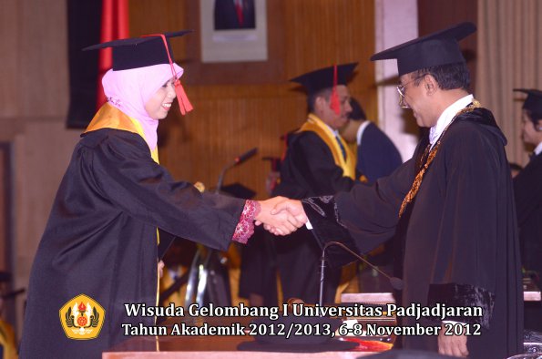 wisuda-unpad-gel-i-ta-2012_2013-fakultas-hukum-oleh-rektor-60