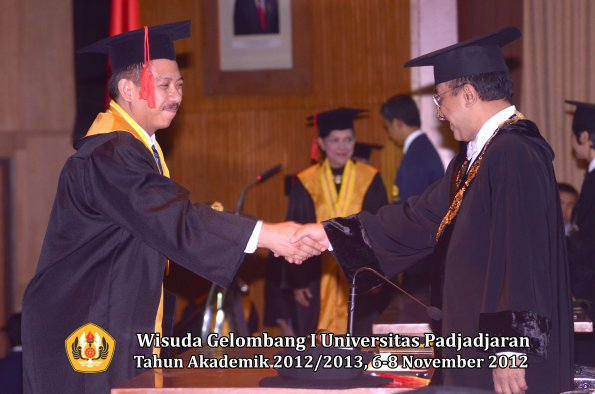 wisuda-unpad-gel-i-ta-2012_2013-fakultas-hukum-oleh-rektor-61