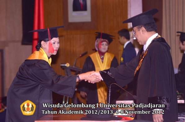 wisuda-unpad-gel-i-ta-2012_2013-fakultas-hukum-oleh-rektor-62