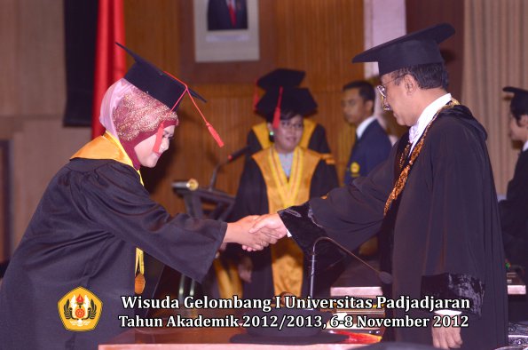 wisuda-unpad-gel-i-ta-2012_2013-fakultas-hukum-oleh-rektor-63