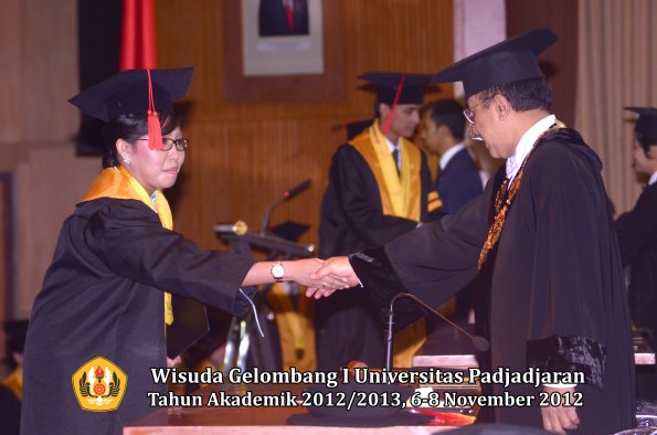 wisuda-unpad-gel-i-ta-2012_2013-fakultas-hukum-oleh-rektor-64