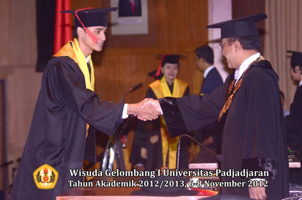 wisuda-unpad-gel-i-ta-2012_2013-fakultas-hukum-oleh-rektor-65