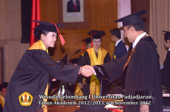 wisuda-unpad-gel-i-ta-2012_2013-fakultas-hukum-oleh-rektor-66