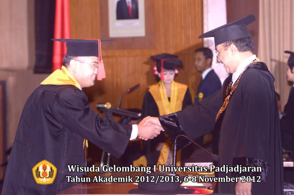 wisuda-unpad-gel-i-ta-2012_2013-fakultas-hukum-oleh-rektor-68